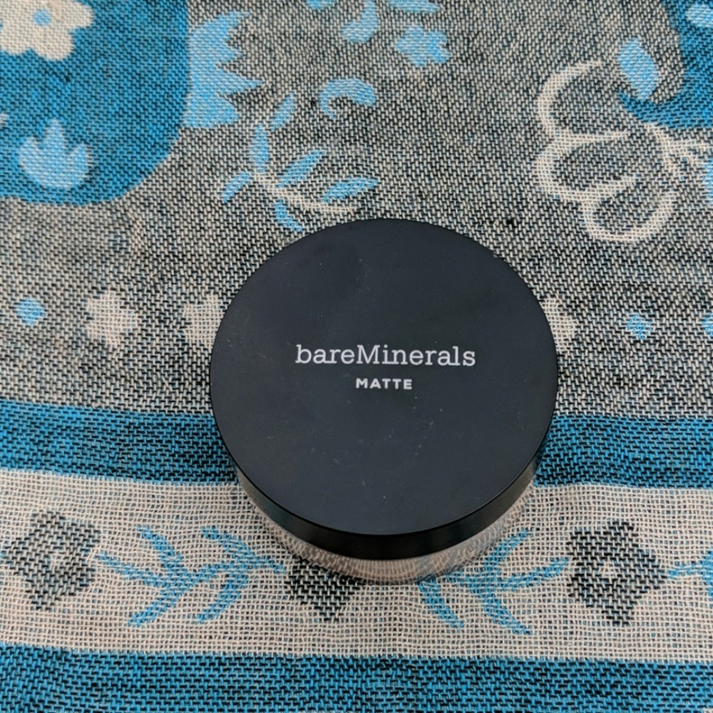 Matte mineral foundation